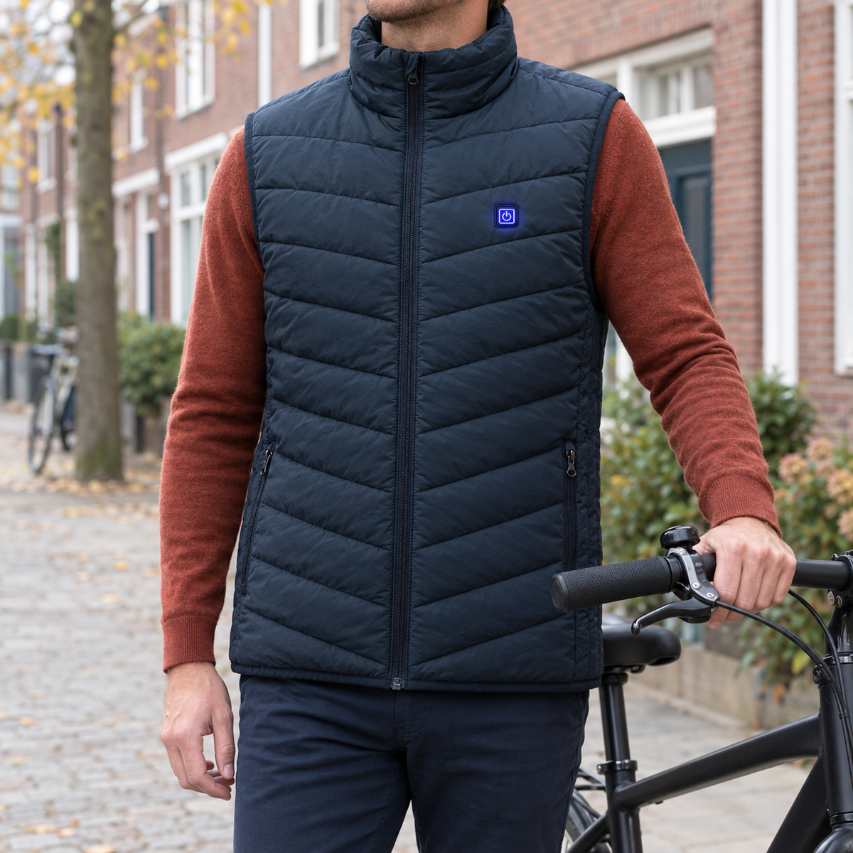 Een bouwvakker aan het werk in een verwarmde bodywarmer